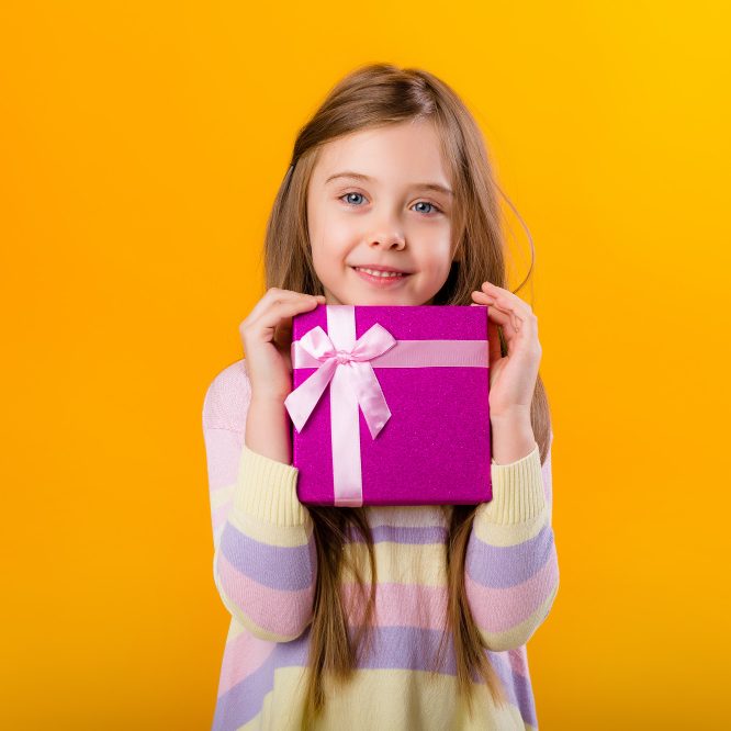 Что подарить ребенку на праздник?