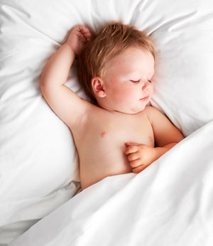 Короткие дневные сны. Ребенок спит днем по 30-40 минут.