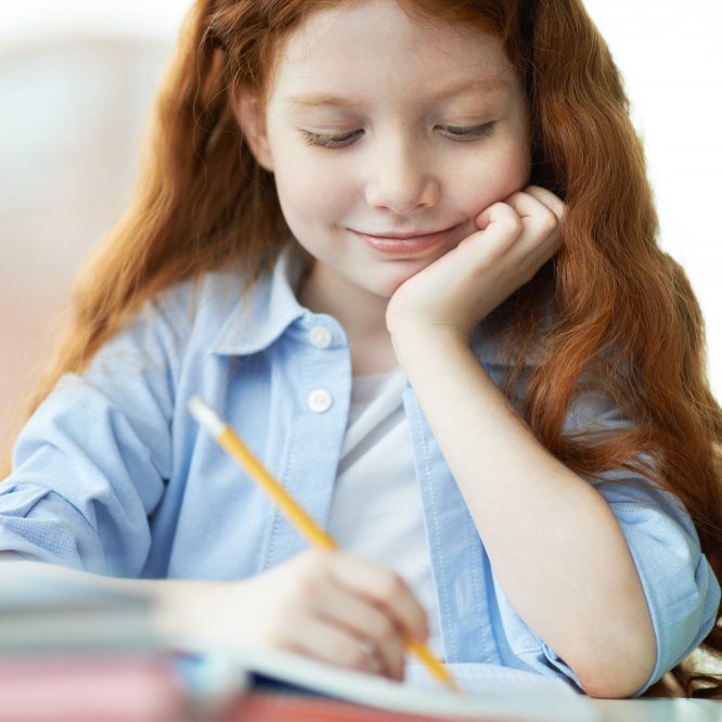 Почему не надо делать уроки с ребенком: 5 причин