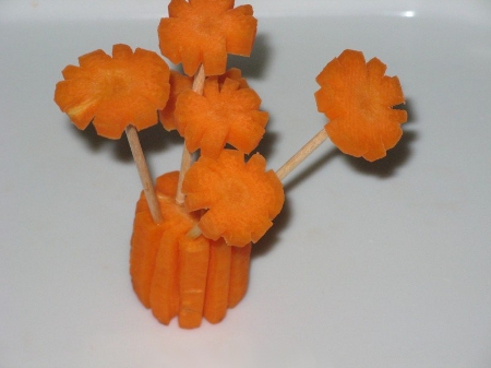 Цветы из моркови и свеклы. Оригинальные украшения из овощей и фруктов