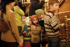 deti v hrame na pritchastii 600x400 - Православное развитие и воспитание детей дошкольного возраста в семье