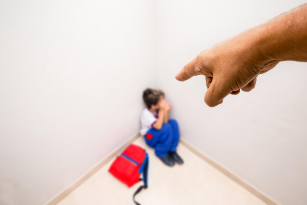 Стояние в углу: полезно ли такое наказание для ребенка?