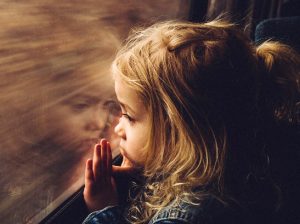 train window little girl - Детские тревоги и страхи: перерасти и расти дальше