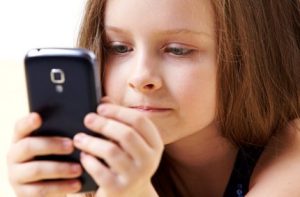 girl with phone 1 e1499808862942 - Дмитрий Семеник: ребенок, смартфон и мультики. В чем опасность?