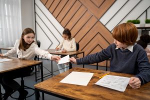 side view kid cheating school test - Вежливость и учтивость – нелишние добродетели христианина