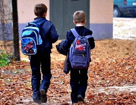 Гулять после школы. Мальчик идет в школу. Дети идут в школу. Мальчишка идёт в школу. Школьник идет домой.