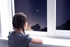 Девочка смотрит на небо