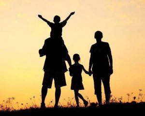 family silhouette 2 - Миф об идеальном родительстве: чем он мешает воспитанию