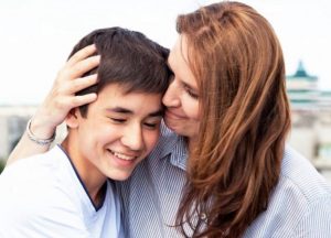 mama i syn podrostok 1024x538 1 - Правила общения с подростком: не усложняйте сложный возраст