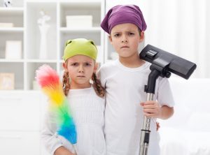 kids doing chores - Как приучить ребенка к труду?