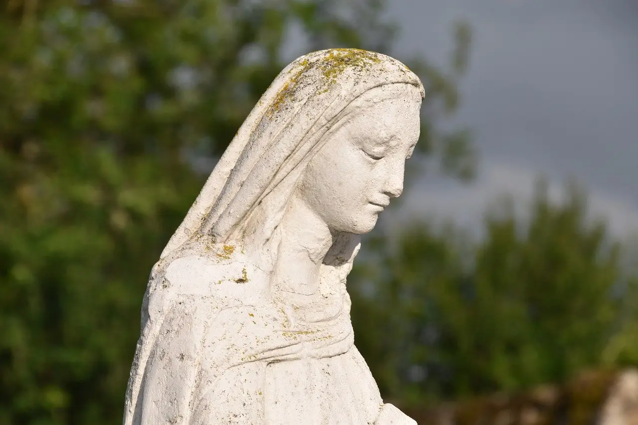 Во Франции атеисты требуют убрать статую Богородицы