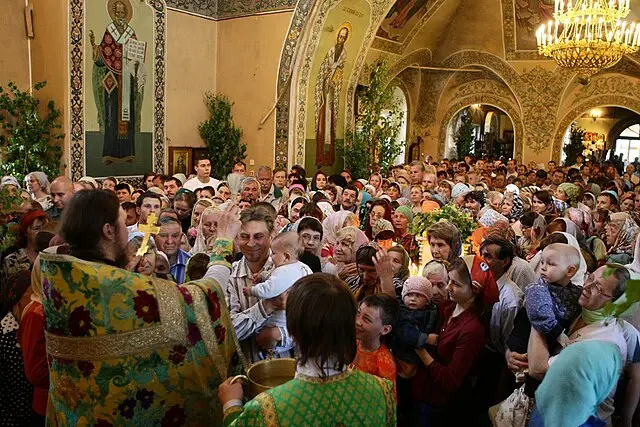 Почти две трети россиян считают себя православными