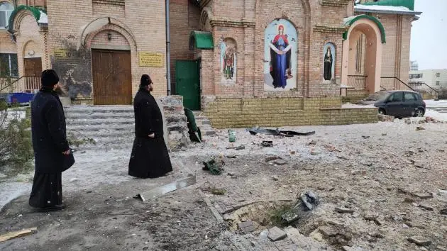 Обстрелы продолжают наносить повреждения православному кафедральному собору Северодонецка