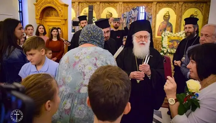 Предстоятель Албанской Православной Церкви помолился с украинскими беженцами о мире