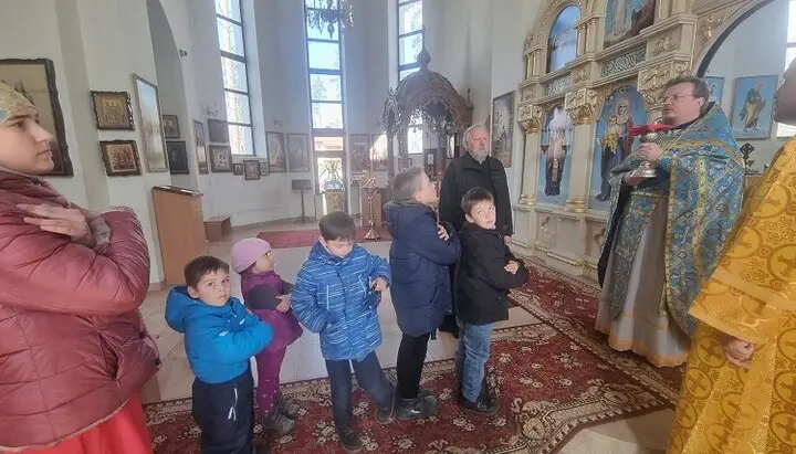 В пострадавшем от обстрелов Петропавловском храме в Буче возобновили богослужения