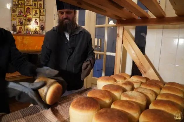 Древний обычай творения хлебов возрожден в Свято-Успенской Святогорской Лавре