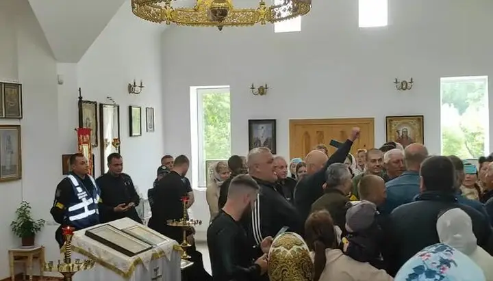 Сторонники ПЦУ выгнали во время литургии прихожан храма в Чернятине Винницкой области