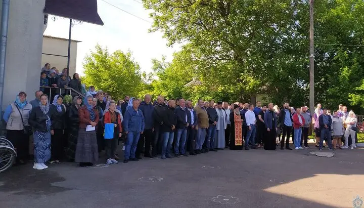 В Попельне Житомирской области прошло молитвенное стояние УПЦ в защиту Свято-Николаевского храма от захвата ПЦУ