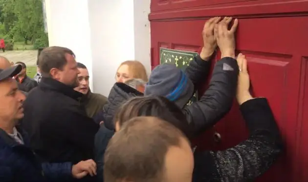Сторонники Православной церкви Украины захватили два храма Украинской Православной Церкви в Киевской области