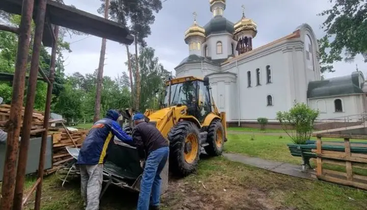 В Буче восстанавливают пострадавший от обстрелов Петропавловский храм УПЦ