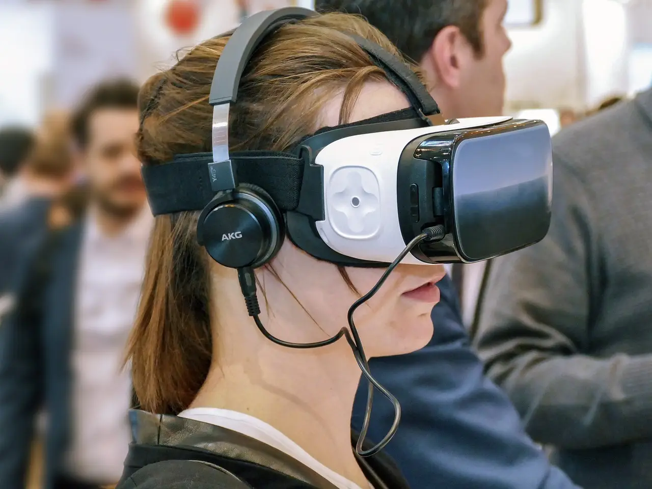 Исследование показало, что работа в VR снижает продуктивность, вызывает мигрени и раздражает