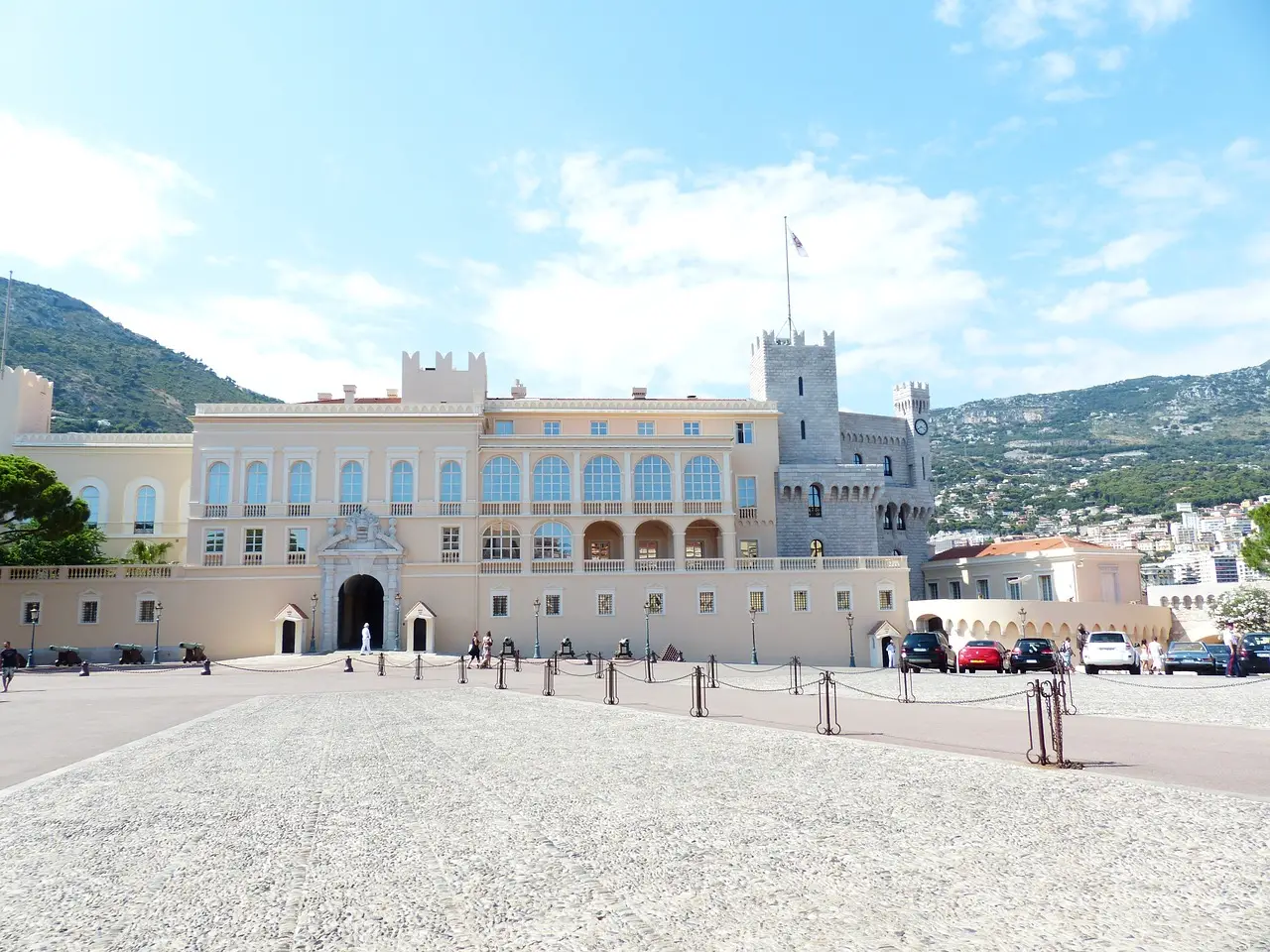 Во время планового ремонта в княжеском дворце Монако Реставраторы случайно обнаружили фрески эпохи Возрождения