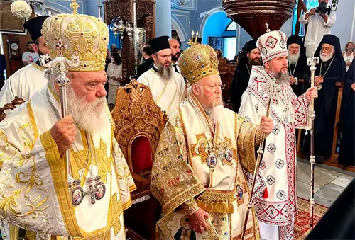 Предстоятели Константинопольской и Элладской Православных Церквей совершили совместную Литургию с главой ПЦУ