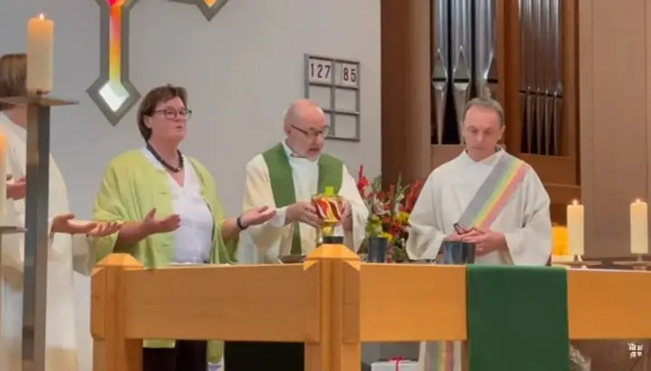 В Швейцарии мирянка сослужила за мессой священнику, из-за чего местный епископ начал каноническое расследование