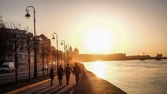В Санкт-Петербурге усилили меры безопасности, дополнительные ограничения для жителей в пока не вводятся