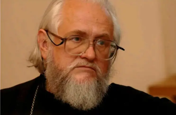 Синод УПЦ должен был согласовать с РПЦ решение о мироварении, заявил протоиерей Владислав Цыпин