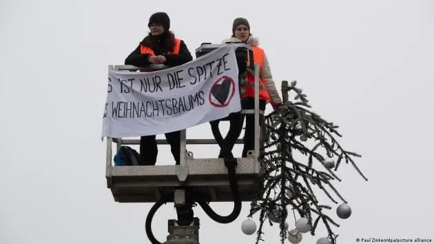 В Берлине активисты экологического движения спилили верхушку Рождественской ели