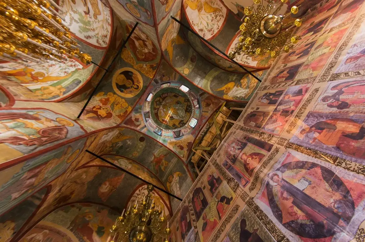 В Успенском соборе Свияжска по требованию ЮНЕСКО ограничили использование свечей во время богослужений