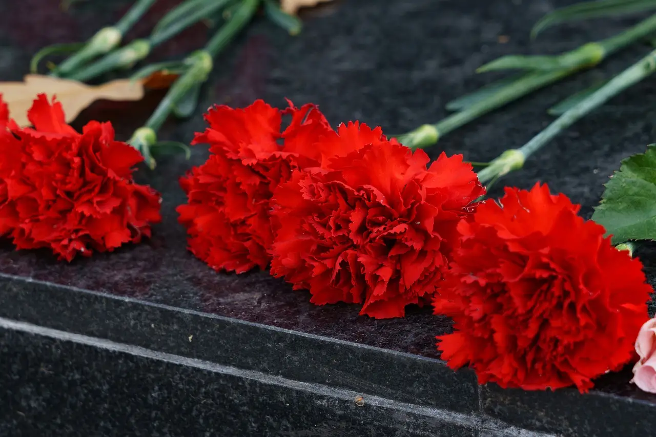 К памятнику Лесе Украинке в Москве люди несут цветы в память о жертвах ракетного удара по Днепру