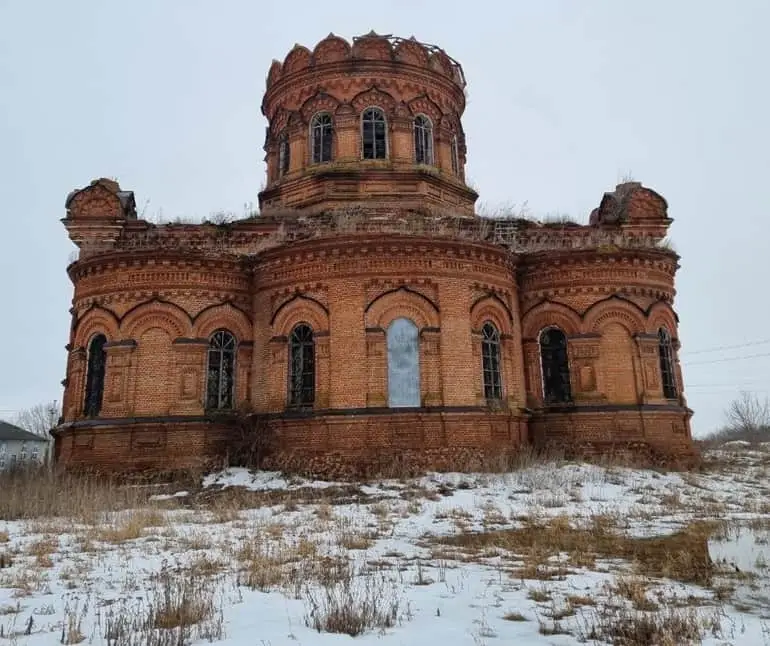 На окне полуразрушенного храма под Саратовом проявилась икона