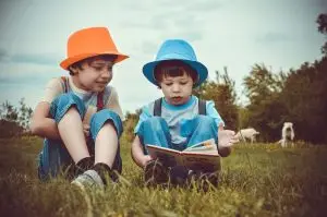 Дети читают книгу