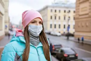 Девушка в маске