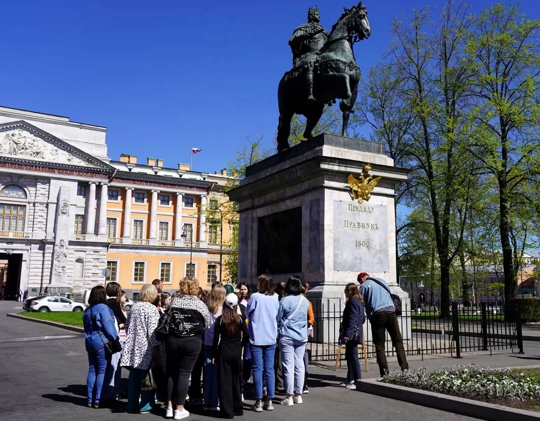 Памятник Петру I у Михайловского замка в Петербурге закрыли от суеверных туристов