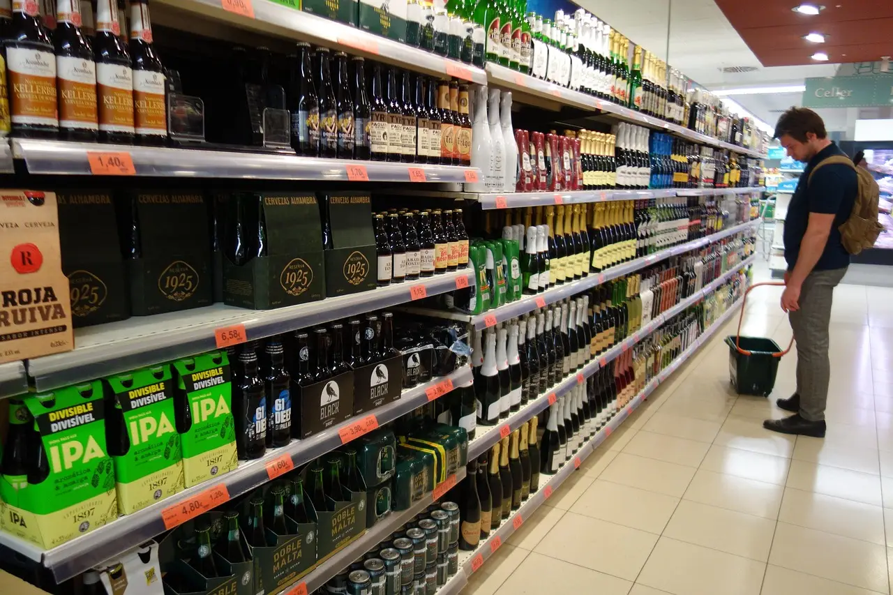 Продажи водки в российских сетях и общепите упали впервые с 2019 года