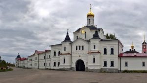 Троице-Сергиев Варницкий монастырь. Перед вратами обители