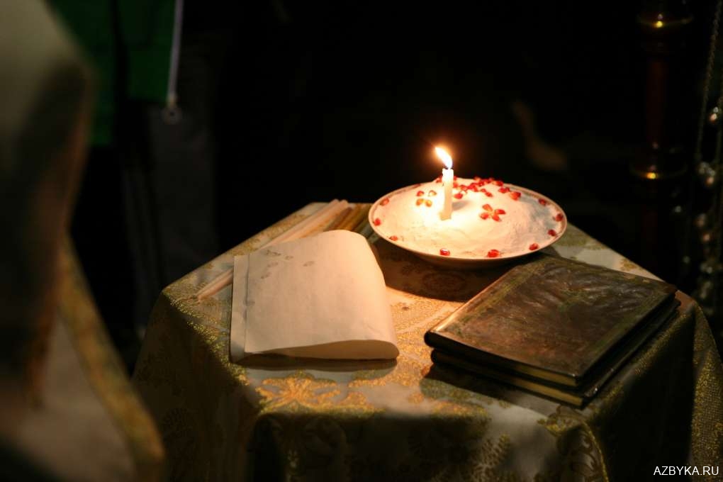 Поминки. Поминальный канун. Поминальный стол со свечами. Ритуальные блюда. Фотография на поминальном столе.