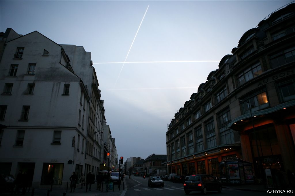 Крест в небе над Парижем