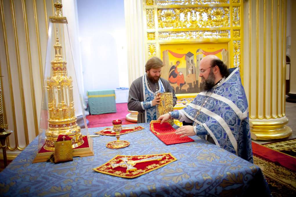 Антиминс православный. Литургия на антиминсе. Антиминс на Евхаристии. Складывает антиминс. Таинство священства.