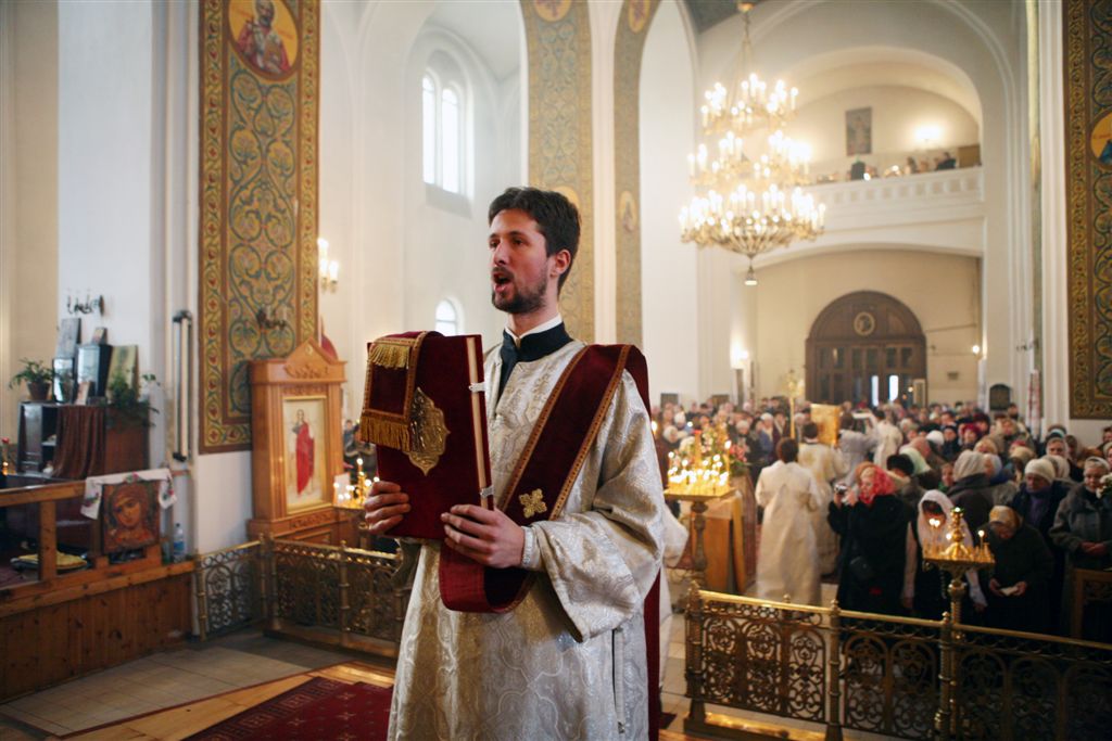 Какое евангелие читается сегодня в православной церкви. Диакон католической церкви. Николай Розин дьякон. Вынос Евангелия на литургии. Дьякон в церкви.