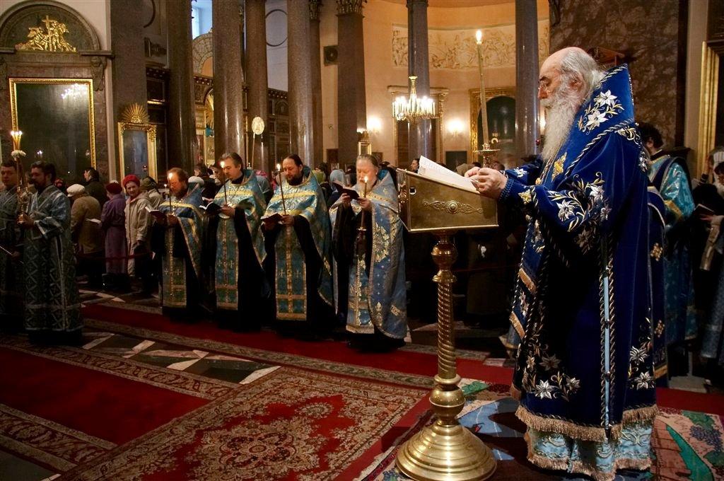 Азбука веры богослужение. Архиерейский амвон. Архиерейский амвон в храме это. Кафедра епископа.