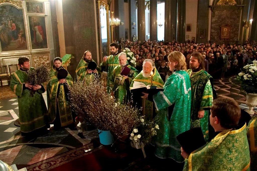 Вербное воскресенье одежда священников. Вербное воскресенье в Троице Сергиевой Лавре. Вербное воскресенье цвет облачения. Вербное Воскресение в храме священние облачение. Облачение священника на Вербное воскресенье.