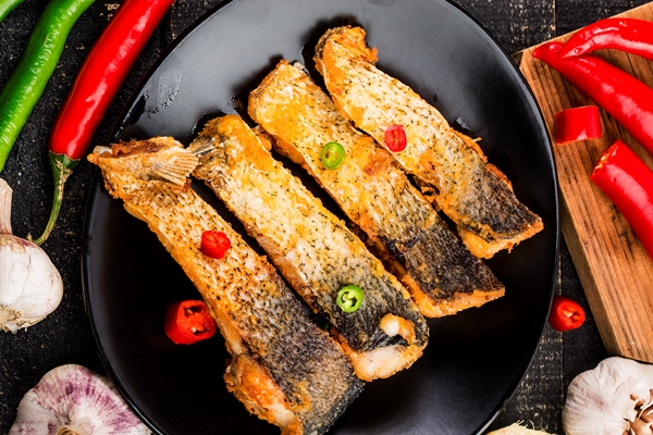 a plate of fried fish brisket - Как правильно обрабатывать и готовить рыбу?