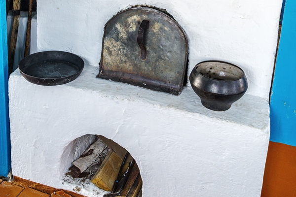 an old russian stove in the interior of a village house closeup - Запеканки в духовке: правила приготовления