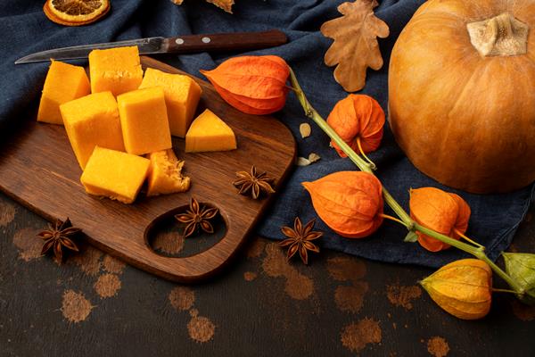autumn food slices of pumpkin high view - Закуска из хлеба и тыквы