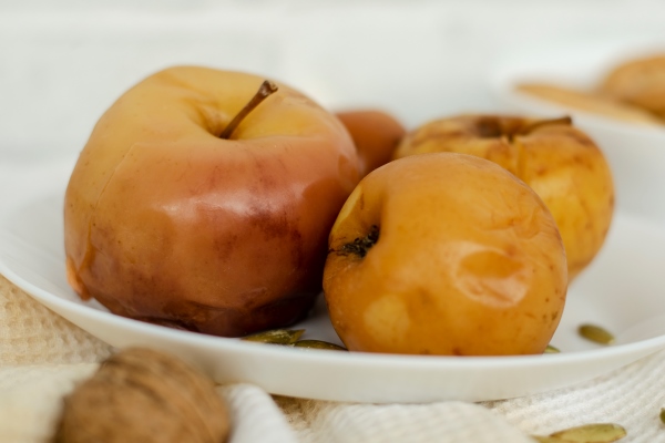 baked apples on white close up - Майонез домашний «Яблочный»