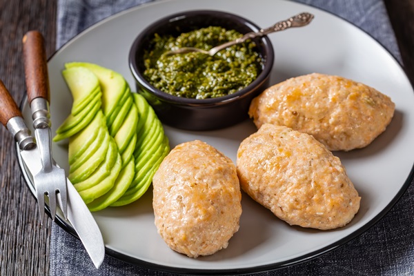 baked white fish cakes with avocado and sauce - Как правильно обрабатывать и готовить рыбу?